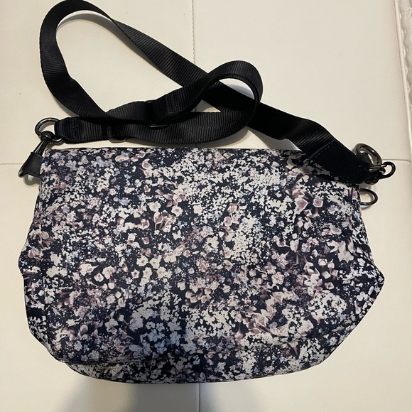 Lululemon Festival Bag - Picture 5 of 16